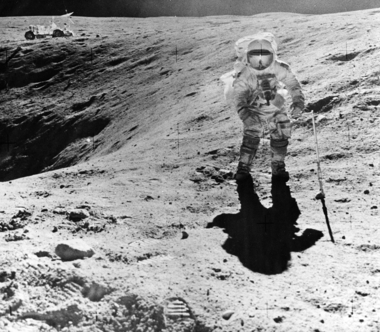 Charles Duke coletando amostras no local de pouso de Descartes durante a missão Apollo 16, 1972 de John Watts Young