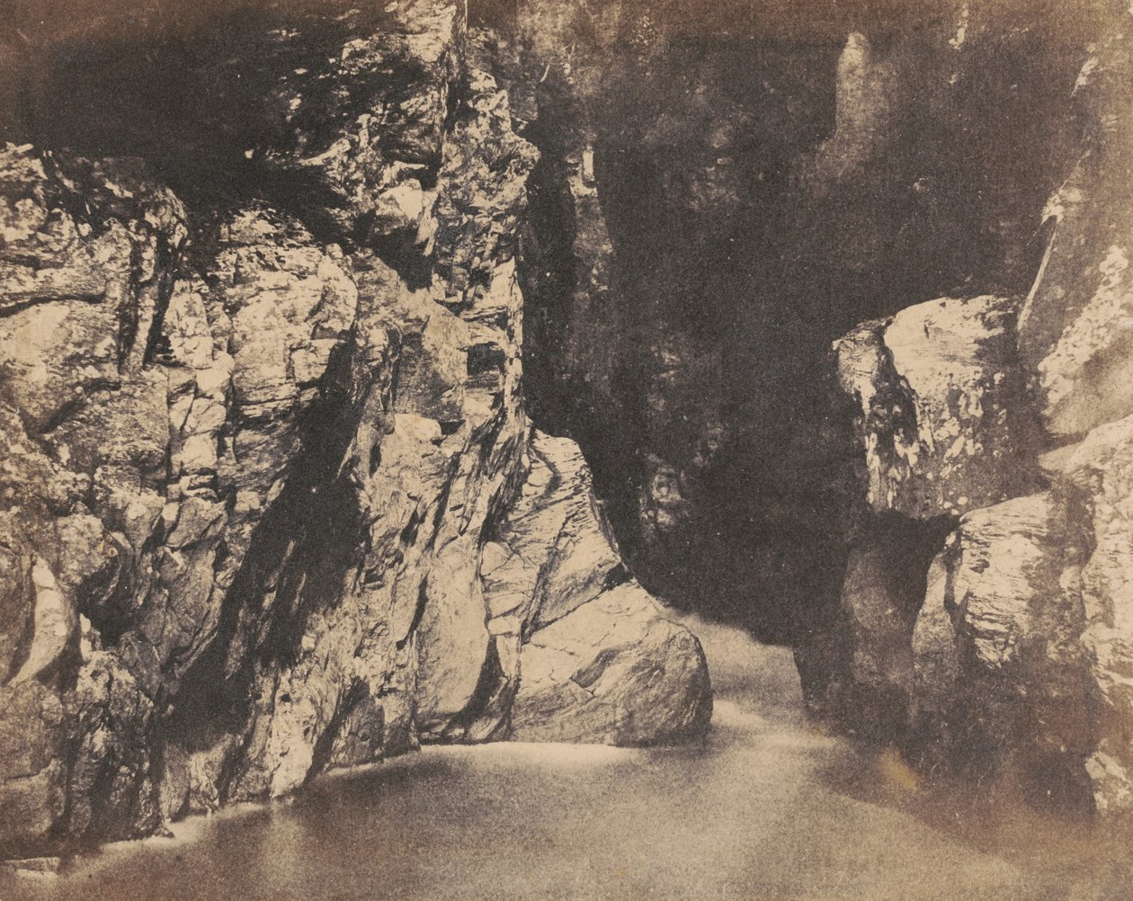 Bancos de uma piscina, a ponte Rumbling em Dunkeld, c. 1853 (foto) de John William Dudgeon