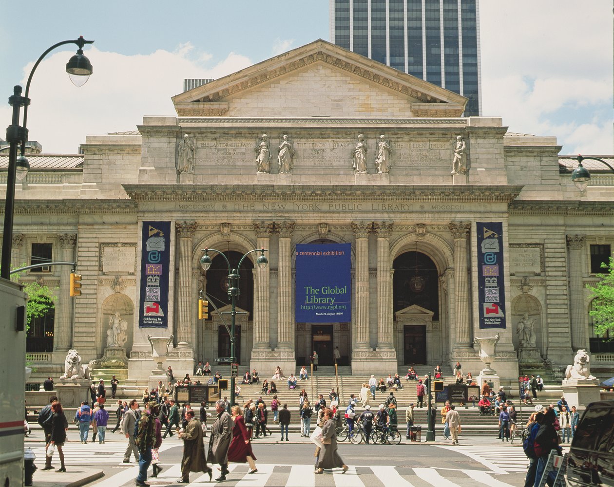 Detalhe da fachada da Biblioteca Pública de Nova York, inaugurada em 1911 de John and Hastings, Thomas Carrere