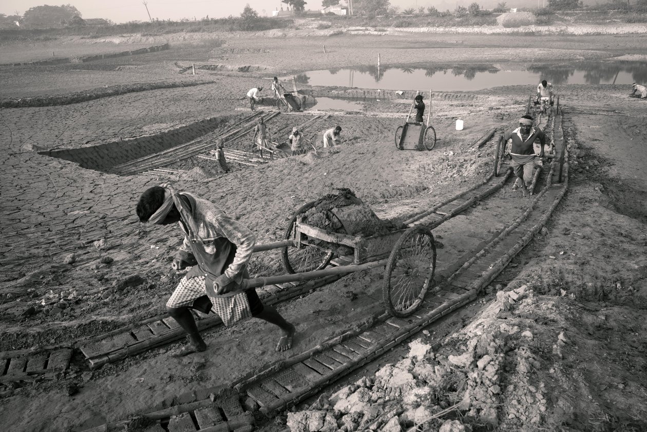 Fábricas de tijolos em Calcutá, Índia, 2016 (foto) de Jon Nicholson