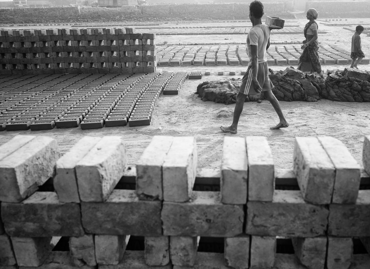 Fábricas de tijolos em Calcutá, Índia, 2016 (foto) de Jon Nicholson