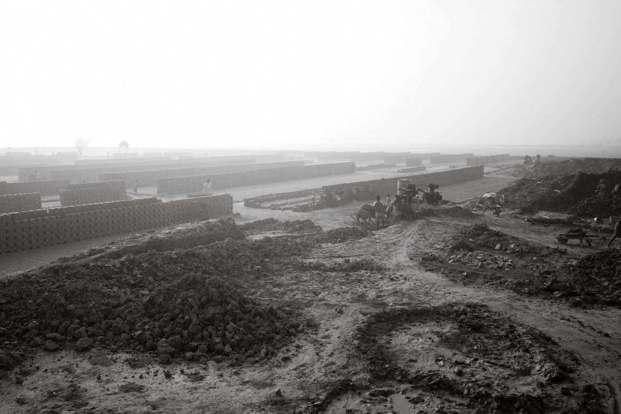 Fábricas de tijolos em Calcutá, Índia, 2016 (foto) de Jon Nicholson