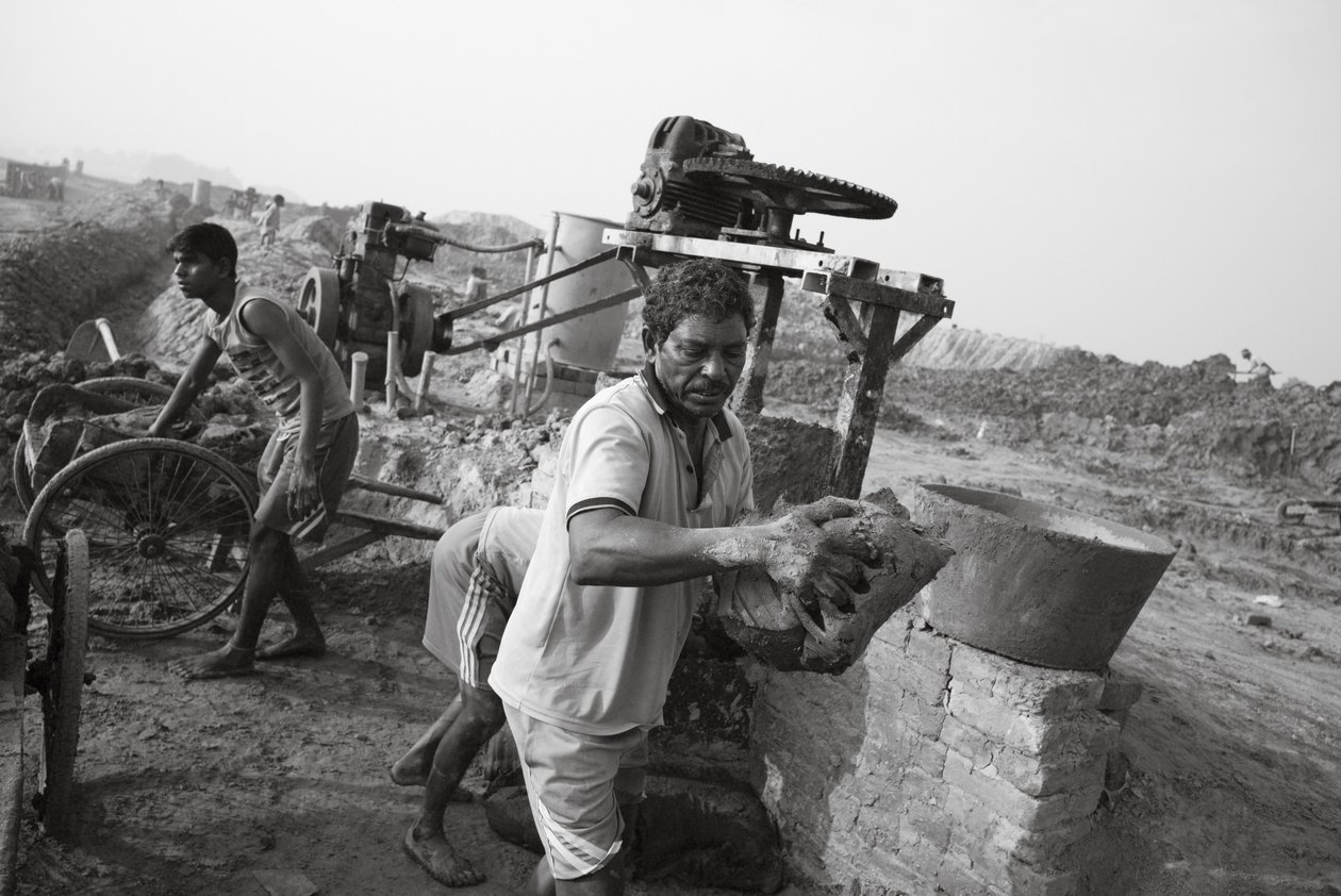 Fábricas de tijolos em Calcutá, Índia, 2016 (foto) de Jon Nicholson