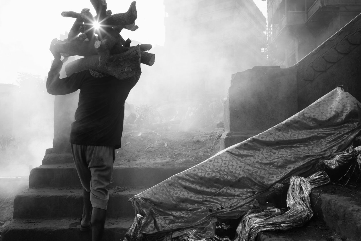 Manikarnika Ghat, Varanasi, 2016 (foto) de Jon Nicholson