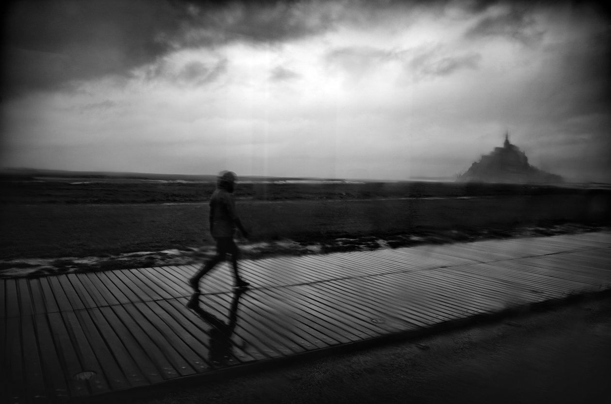 A caminho do Monte Saint Michel, 2022 (foto) de Jon Nicholson