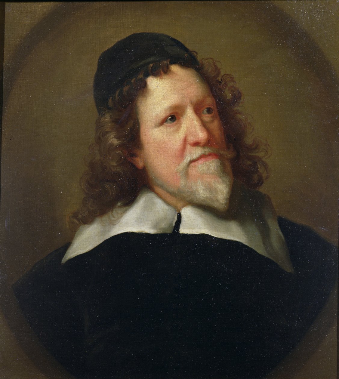 Retrato de Inigo Jones vestindo uma túnica preta e boné de Jonathan Richardson