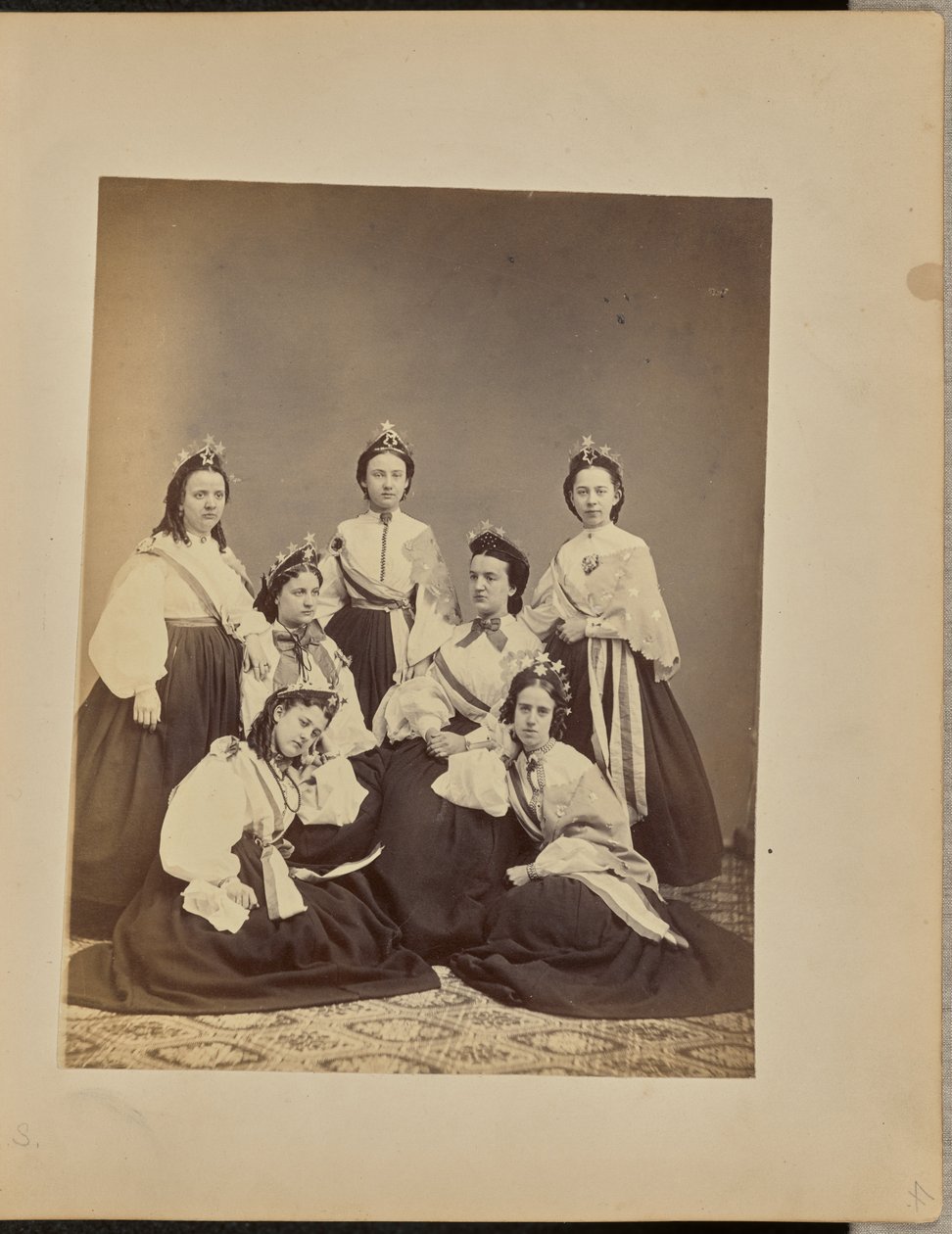[Retrato de grupo de mulheres com coroas e faixas]. de Jordan H. Abbott