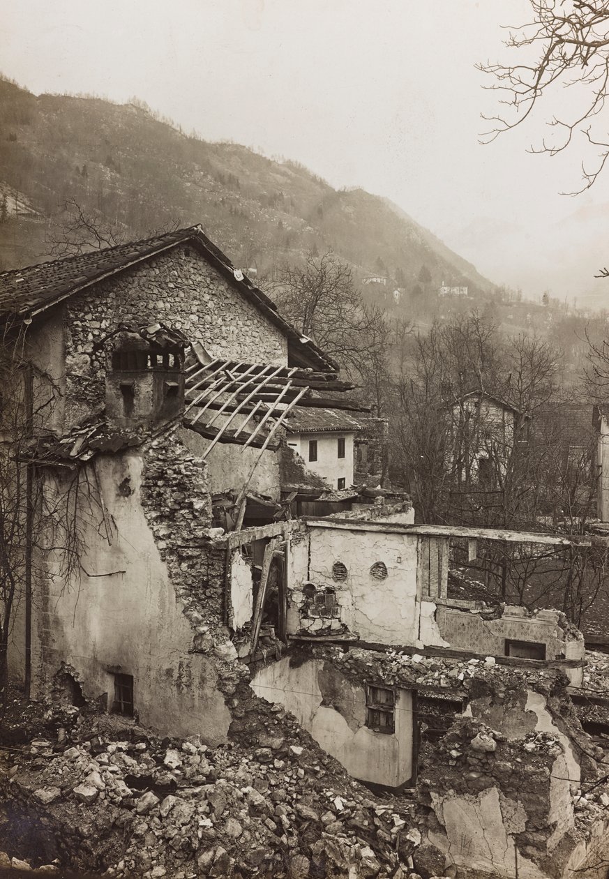 Álbum "Meine weltkriegs - Erinnerungen South-West Front (Caríntia, Itália, Tirol do Sul) (My world war - memories of the South-Western Front in Carinthia, Italy, Trentino-Alto Adige) 31/03/1915-12/11/1918 - Josef Zohles Wien ": escombros de uma casa (foto  de Josef Zohles