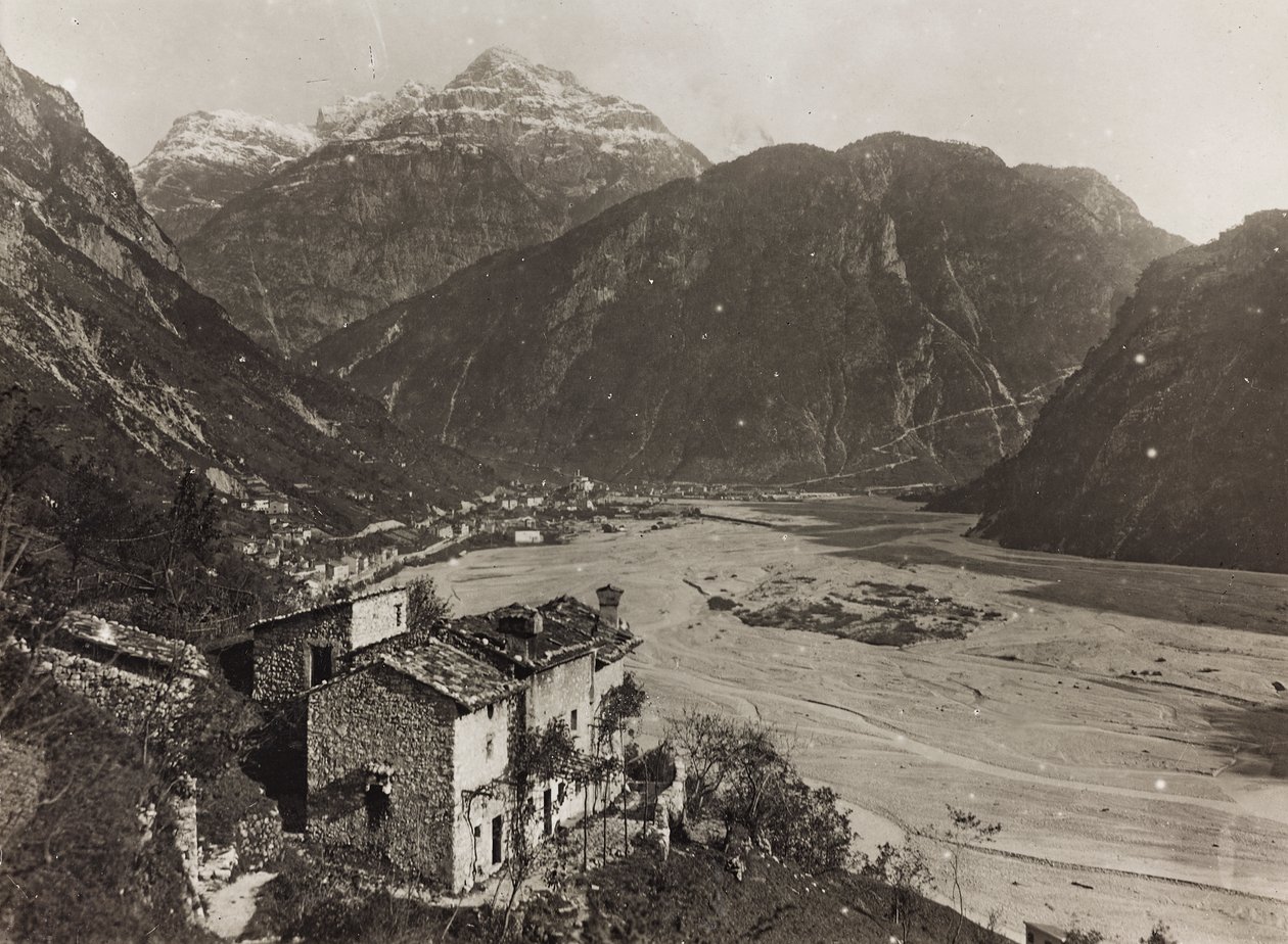 Álbum "Meine weltkriegs - Erinnerungen South-West Front (Caríntia, Itália, Tirol do Sul) (My world war - memories of the South-Western Front in Carinthia, Italy, Trentino-Alto Adige) 31/03/1915-12/11/1918 - Josef Zohles Wien ": vista de Chiusaforte (p/b ph de Josef Zohles