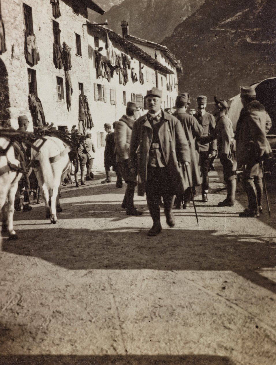 Álbum "Meine weltkriegs - Erinnerungen South-West Front (Caríntia, Itália, Tirol do Sul) (My world war - memories of the South-Western Front in Carinthia, Italy, Trentino-Alto Adige) 31/03/1915-12/11/1918 - Josef Zohles Wien ": soldados em Chiusaforte (b/ de Josef Zohles