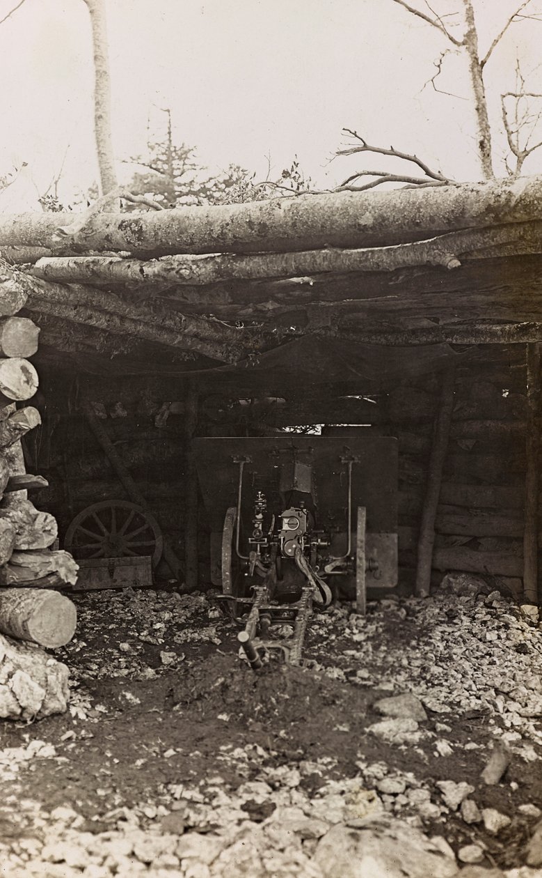 Álbum "Meine weltkriegs - Erinnerungen South-West Front (Caríntia, Itália, Tirol do Sul) (My world war - memories of the South-Western Front in Carinthia, Italy, Trentino-Alto Adige) 31/03/1915-12/11/1918 - Josef Zohles Wien ": cabana com canhão (foto a p/ de Josef Zohles
