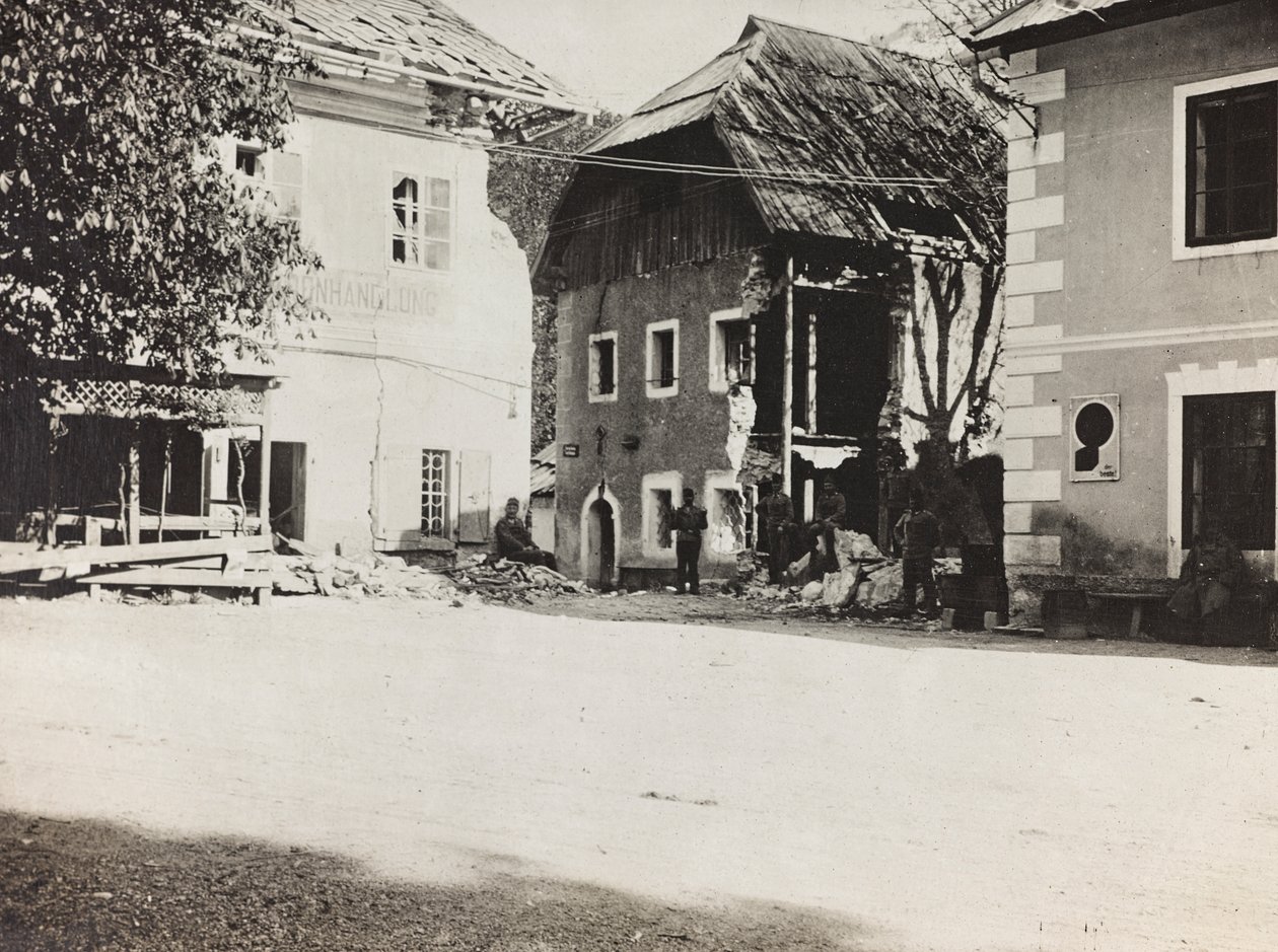 Álbum "Meine weltkriegs - Erinnerungen South-West Front (Caríntia, Itália, Tirol do Sul) (My world war - memories of the South-Western Front in Carinthia, Italy, Trentino-Alto Adige) 31/03/1915-12/11/1918 - Josef Zohles Wien ": quadrado com escombros (p/b  de Josef Zohles
