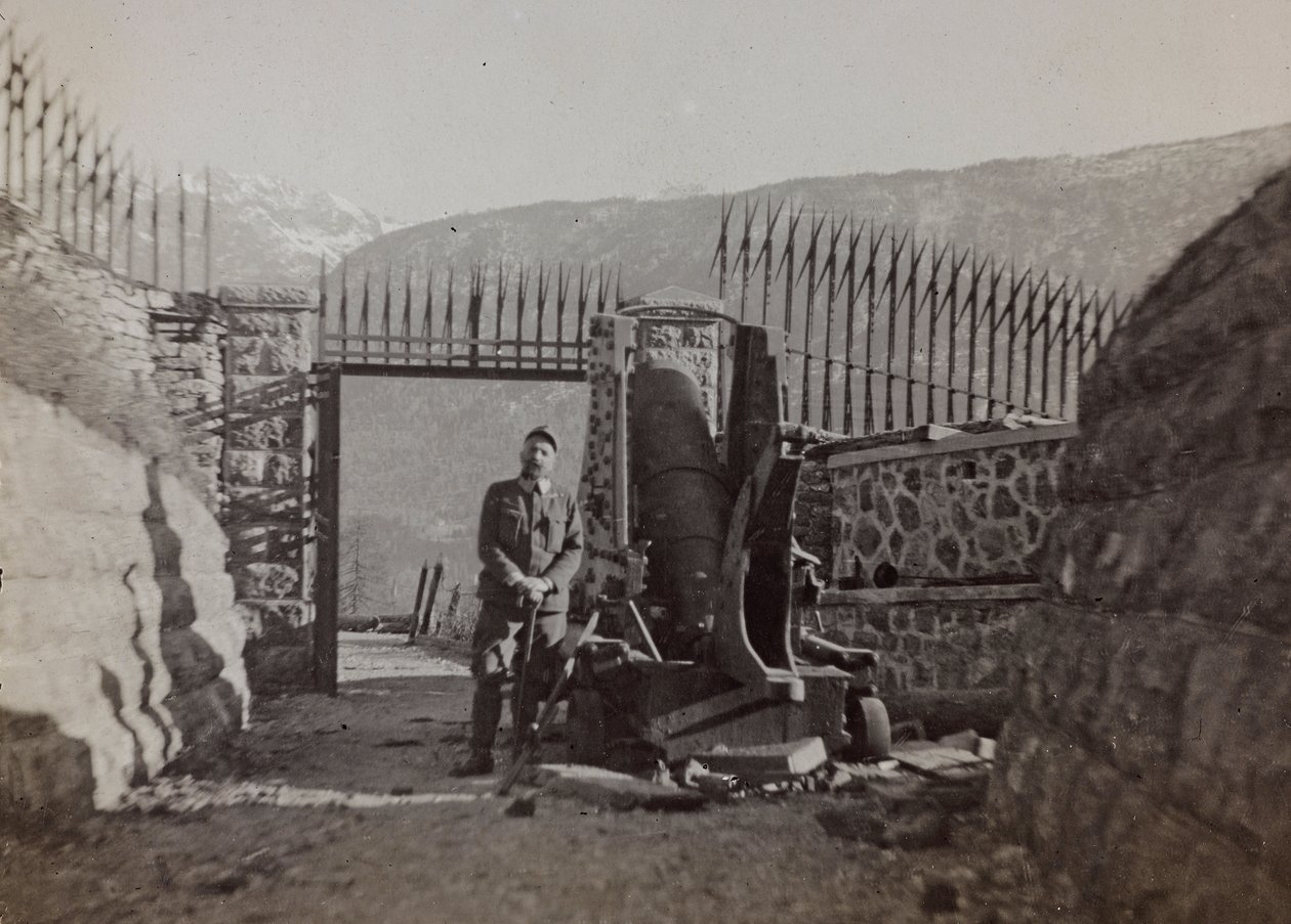 Álbum "Meine weltkriegs - Erinnerungen South-West Front (Caríntia, Itália, Tirol do Sul) (My world war - memories of the South-Western Front in Carinthia, Italy, Trentino-Alto Adige) 31/03/1915-12/11/1918 - Josef Zohles Wien ": soldado dentro de uma fortal de Josef Zohles