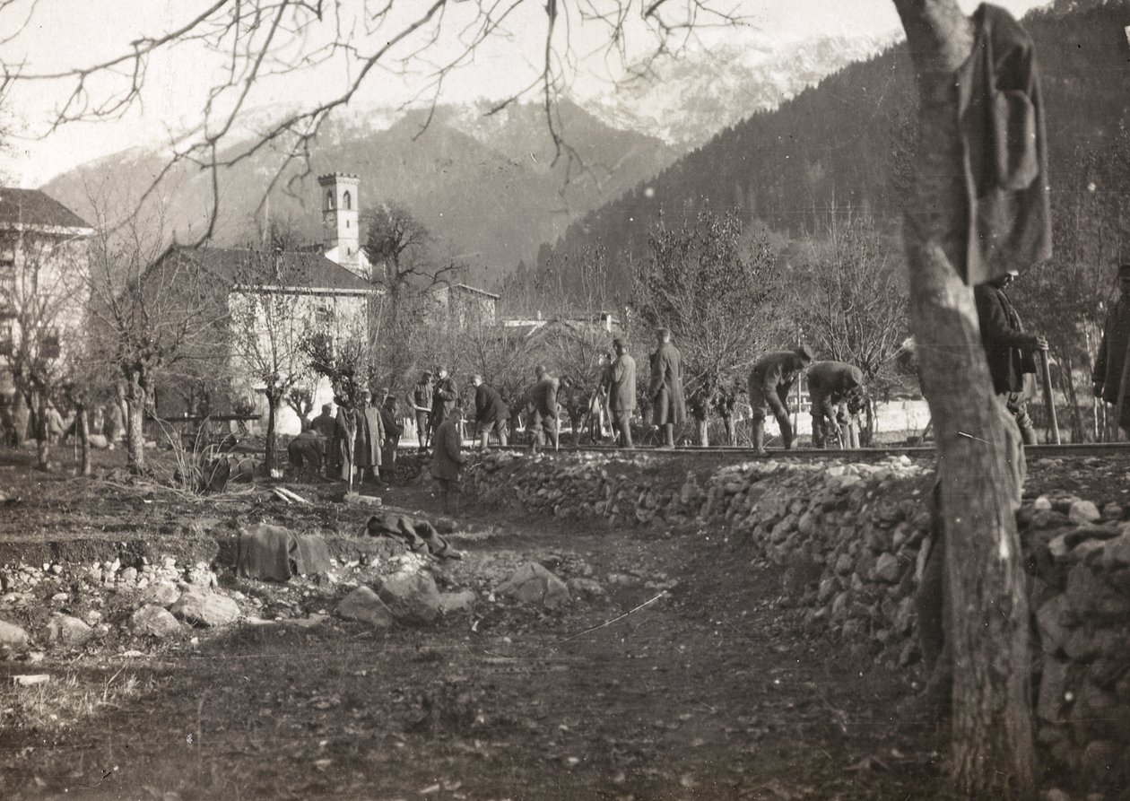 Álbum "Meine weltkriegs - Erinnerungen South-West Front (Caríntia, Itália, Tirol do Sul) (My world war - memories of the South-Western Front in Carinthia, Italy, Trentino-Alto Adige) 31/03/1915-12/11/1918 - Josef Zohles Wien ": soldados para trabalhar para de Josef Zohles