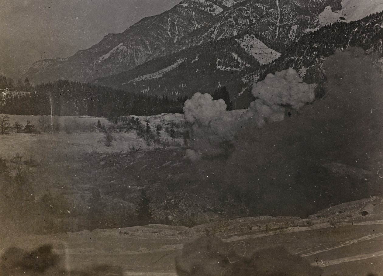 Álbum "Meine weltkriegs - Erinnerungen South-West Front (Caríntia, Itália, Tirol do Sul) (My world war - memories of the South-Western Front in Carinthia, Italy, Trentino-Alto Adige) 31/03/1915-12/11/1918 - Josef Zohles Wien ": bombardeios (foto a p/b) de Josef Zohles