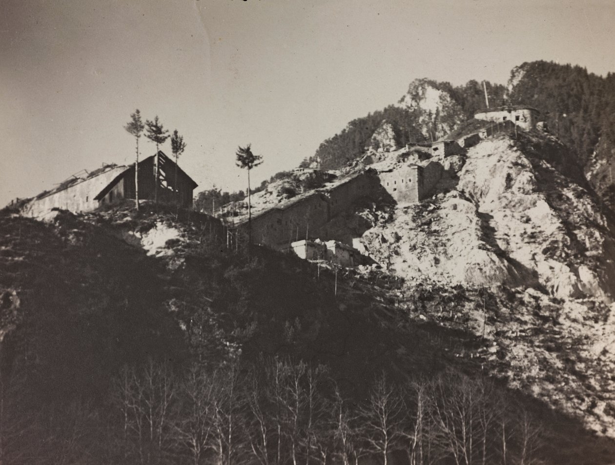 Álbum "Meine weltkriegs - Erinnerungen South-West Front (Caríntia, Itália, Tirol do Sul) (My world war - memories of the South-Western Front in Carinthia, Italy, Trentino-Alto Adige) 31/03/1915-12/11/1918 - Josef Zohles Wien ": Forte Hensel (foto a p/b) de Josef Zohles