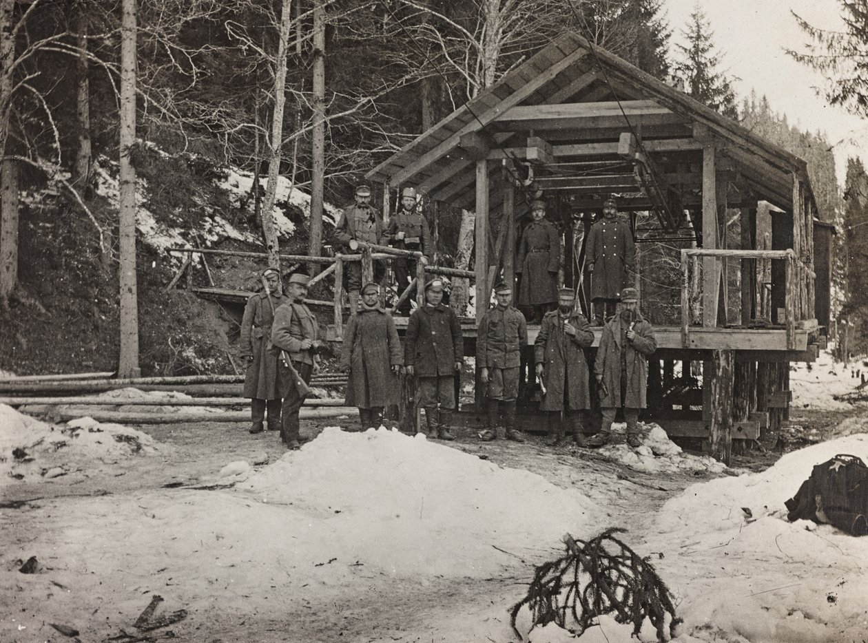 Álbum "Meine weltkriegs - Erinnerungen South-West Front (Caríntia, Itália, Tirol do Sul) (My world war - memories of the South-Western Front in Carinthia, Italy, Trentino-Alto Adige) 31/03/1915-12/11/1918 - Josef Zohles Wien ": soldados em frente a uma cab de Josef Zohles