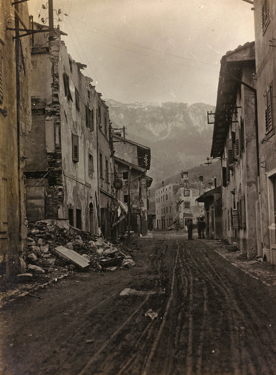 Álbum "Meine weltkriegs - Erinnerungen South-West Front (Carinthia, Itália, Tirol do Sul) (My world war - memories of the South-Western Front in Carinthia, Italy, Trentino-Alto Adige) 31/03/1915-12/11/1918 - Josef Zohles Wien ": escombros em Pontebba (p/b  de Josef Zohles