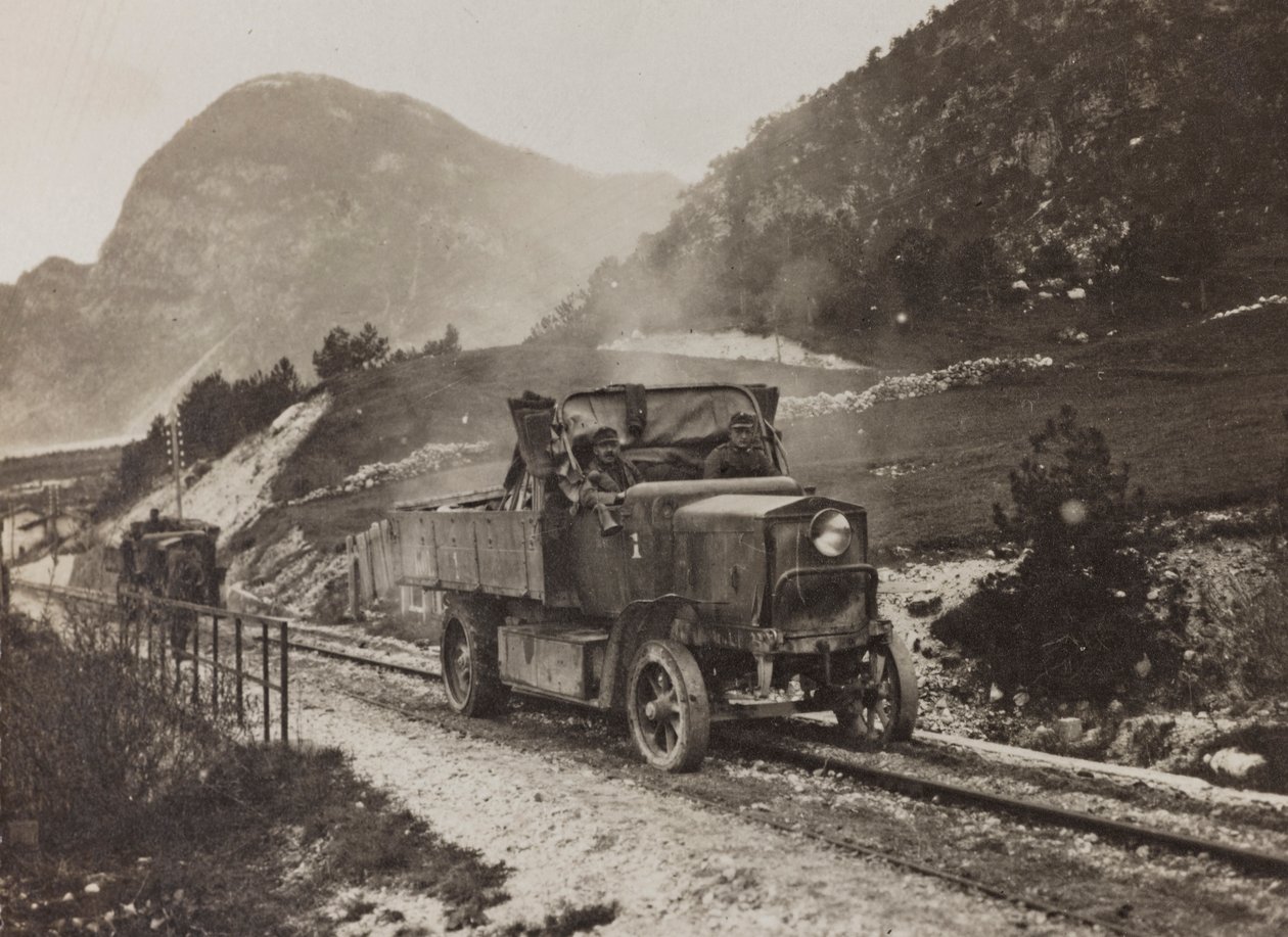 Álbum "Meine weltkriegs - Erinnerungen South-West Front (Caríntia, Itália, Tirol do Sul) (My world war - memories of the South-Western Front in Carinthia, Italy, Trentino-Alto Adige) 31/03/1915-12/11/1918 - Josef Zohles Wien ": veículos militares ao longo  de Josef Zohles