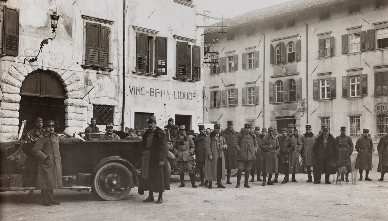 Álbum "Meine weltkriegs - Erinnerungen South-West Front (Caríntia, Itália, Tirol do Sul) (My world war - memories of the South-Western Front in Carinthia, Italy, Trentino-Alto Adige) 31/03/1915-12/11/1918 - Josef Zohles Wien ": soldados em Tolmezzo (p/b p de Josef Zohles