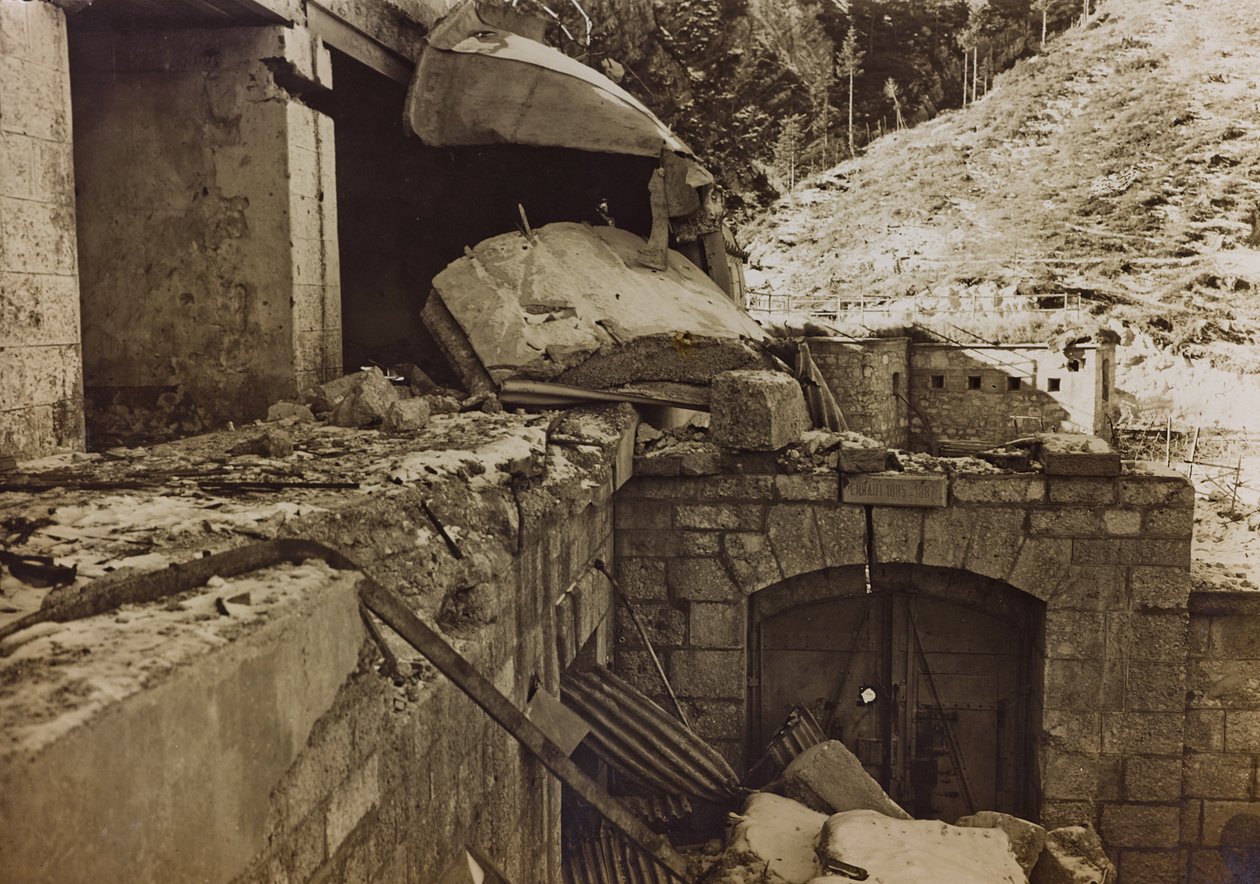 Álbum "Meine weltkriegs - Erinnerungen South-West Front (Caríntia, Itália, Tirol do Sul) (My world war - memories of the South-Western Front in Carinthia, Italy, Trentino-Alto Adige) 31/03/1915-12/11/1918 - Josef Zohles Wien ": escombros de uma fábrica (p/ de Josef Zohles
