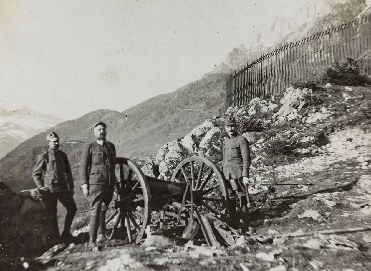 Álbum "Meine weltkriegs - Erinnerungen South-West Front (Caríntia, Itália, Tirol do Sul) (My world war - memories of the South-Western Front in Carinthia, Italy, Trentino-Alto Adige) 31/03/1915-12/11/1918 - Josef Zohles Wien ": soldados com canhão (p/b p de Josef Zohles