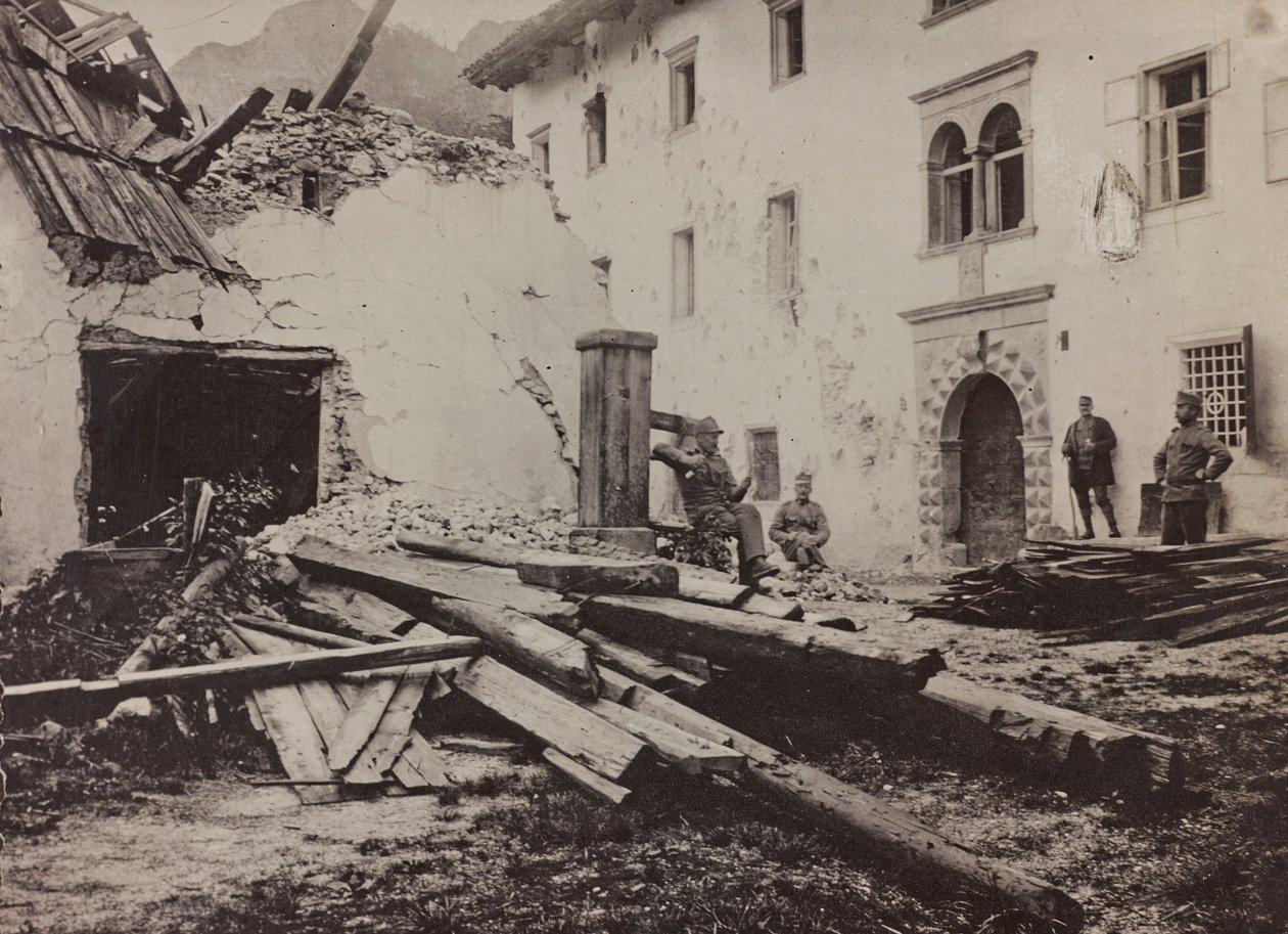 Álbum "Meine weltkriegs - Erinnerungen South-West Front (Caríntia, Itália, Tirol do Sul) (My world war - memories of the South-Western Front in Carinthia, Italy, Trentino-Alto Adige) 31/03/1915-12/11/1918 - Josef Zohles Wien ": soldados e escombros em Valb de Josef Zohles