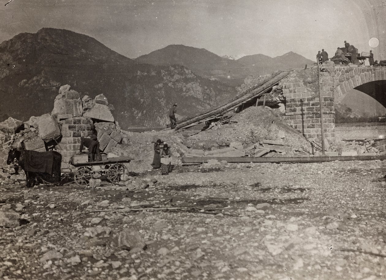 Álbum "Meine weltkriegs - Erinnerungen South-West Front (Caríntia, Itália, Tirol do Sul) (My world war - memories of the South-Western Front in Carinthia, Italy, Trentino-Alto Adige) 31/03/1915-12/11/1918 - Josef Zohles Wien ": escombros de uma ponte sobre de Josef Zohles