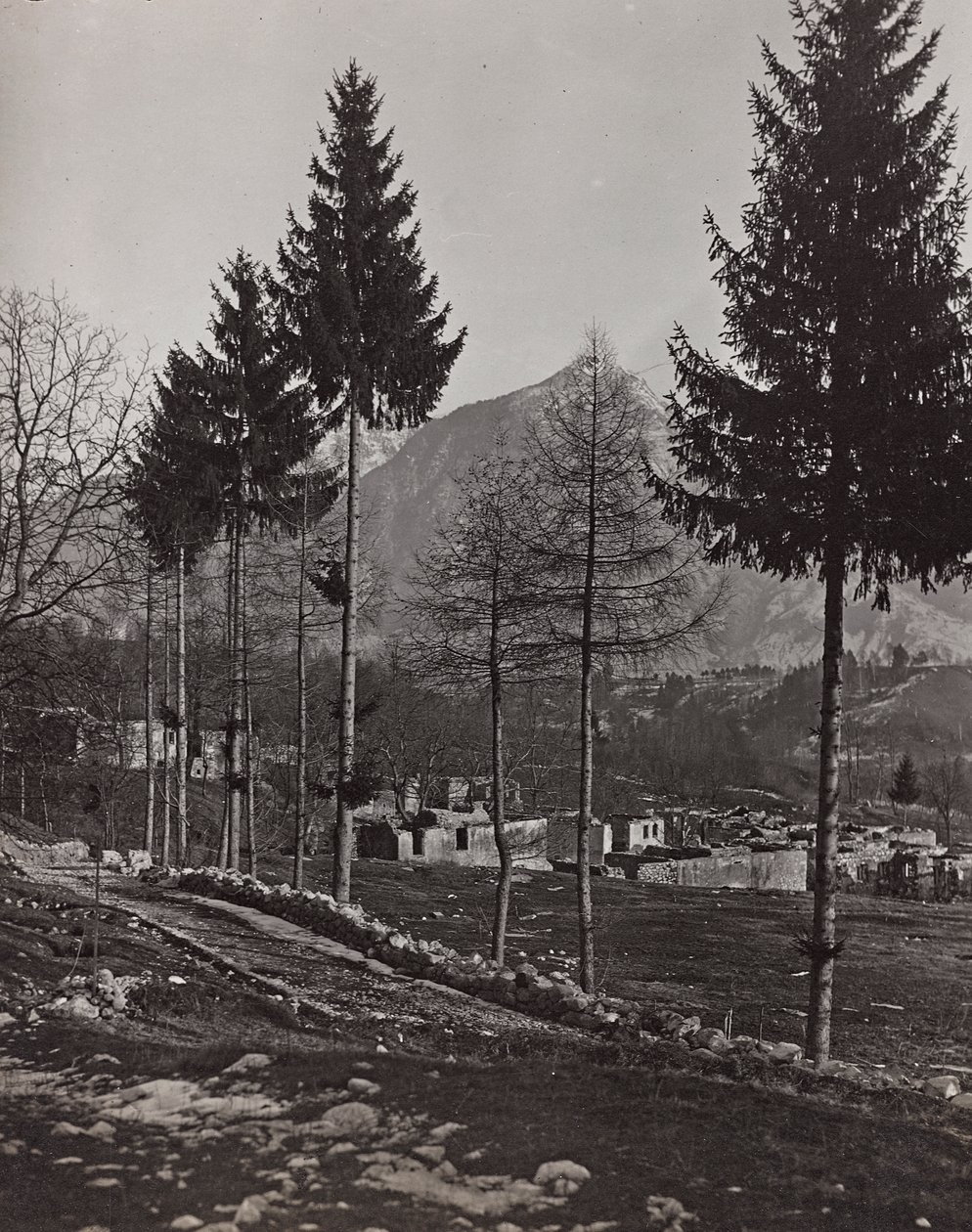 Álbum "Meine weltkriegs - Erinnerungen South-West Front (Caríntia, Itália, Tirol do Sul) (My world war - memories of the South-Western Front in Carinthia, Italy, Trentino-Alto Adige) 31/03/1915-12/11/1918 - Josef Zohles Wien ": escombros de Pliczna (foto a de Josef Zohles