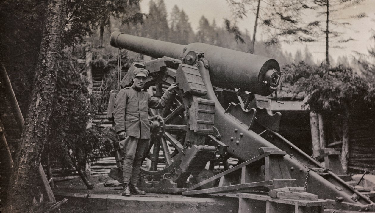 Álbum "Meine weltkriegs - Erinnerungen South-West Front (Caríntia, Itália, Tirol do Sul) (A minha guerra mundial - memórias da Frente Sudoeste na Caríntia, Itália, Trentino-Alto Adige) 31/03/1915-12/11/1918 - Josef Zohles Wien ": soldado com arma (foto a p de Josef Zohles