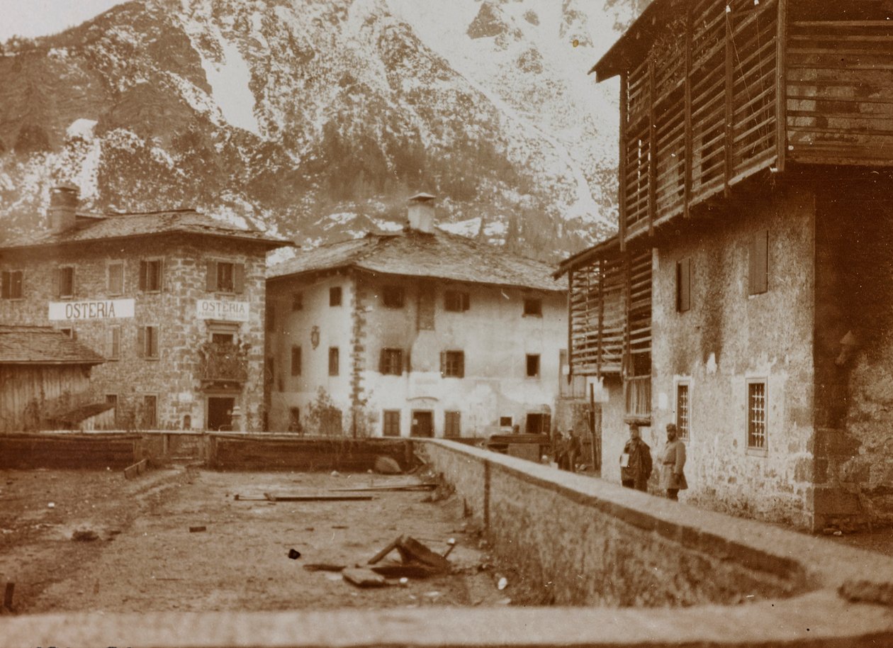 Álbum "Meine weltkriegs - Erinnerungen South-West Front (Caríntia, Itália, Tirol do Sul) (My world war - memories of the South-Western Front in Carinthia, Italy, Trentino-Alto Adige) 31/03/1915-12/11/1918 - Josef Zohles Wien ": vista de Chiusaforte (p/b ph de Josef Zohles