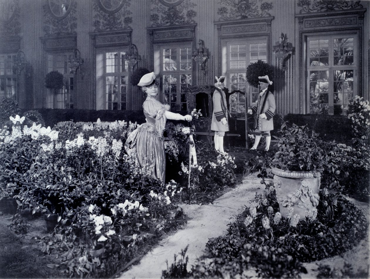 Rejane (Gabrielle Charlotte Reyu, dit) (1856-1920), comediante francesa chegando em uma cadeira para usar um traje de baile em Nova York, em 1905 de Joseph Byron