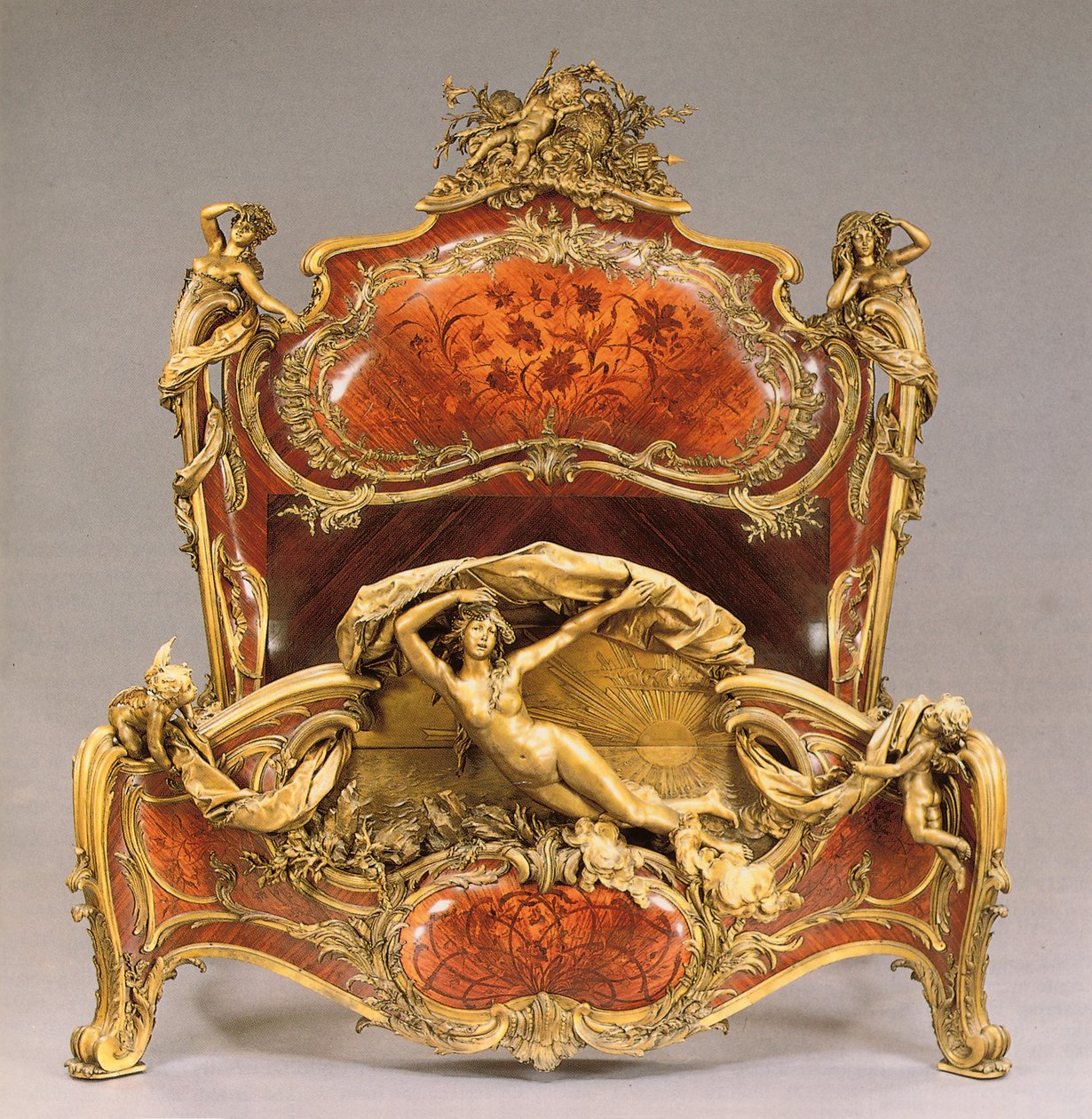 Tulipwood, pau-santo e grand lit de reposes em estilo Luís XV com ormolu de Joseph Emmanuel Zwiener