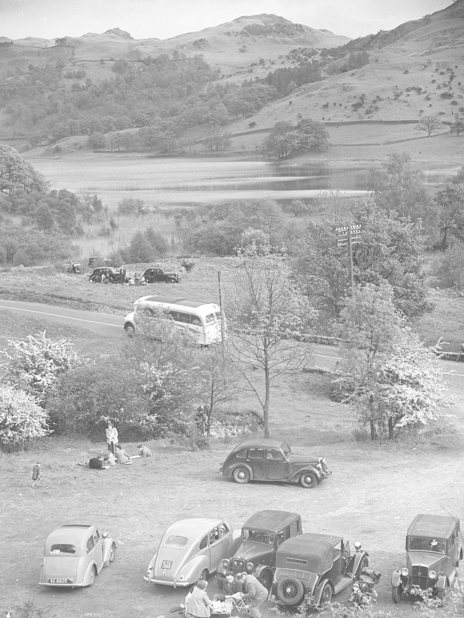 Um grupo de carros estacionados em Rydal Water de Joseph Hardman