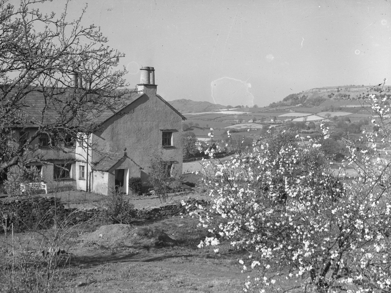 Vista parcial de um edifício rodeado por terrenos agrícolas de Joseph Hardman