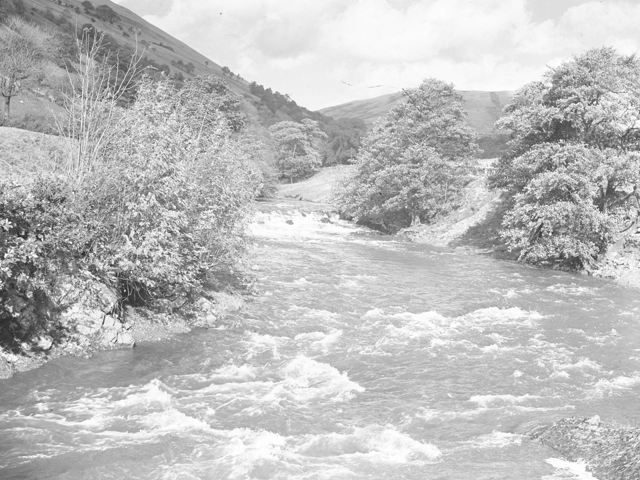 Um rio/corrente forte a atravessar a paisagem de Joseph Hardman