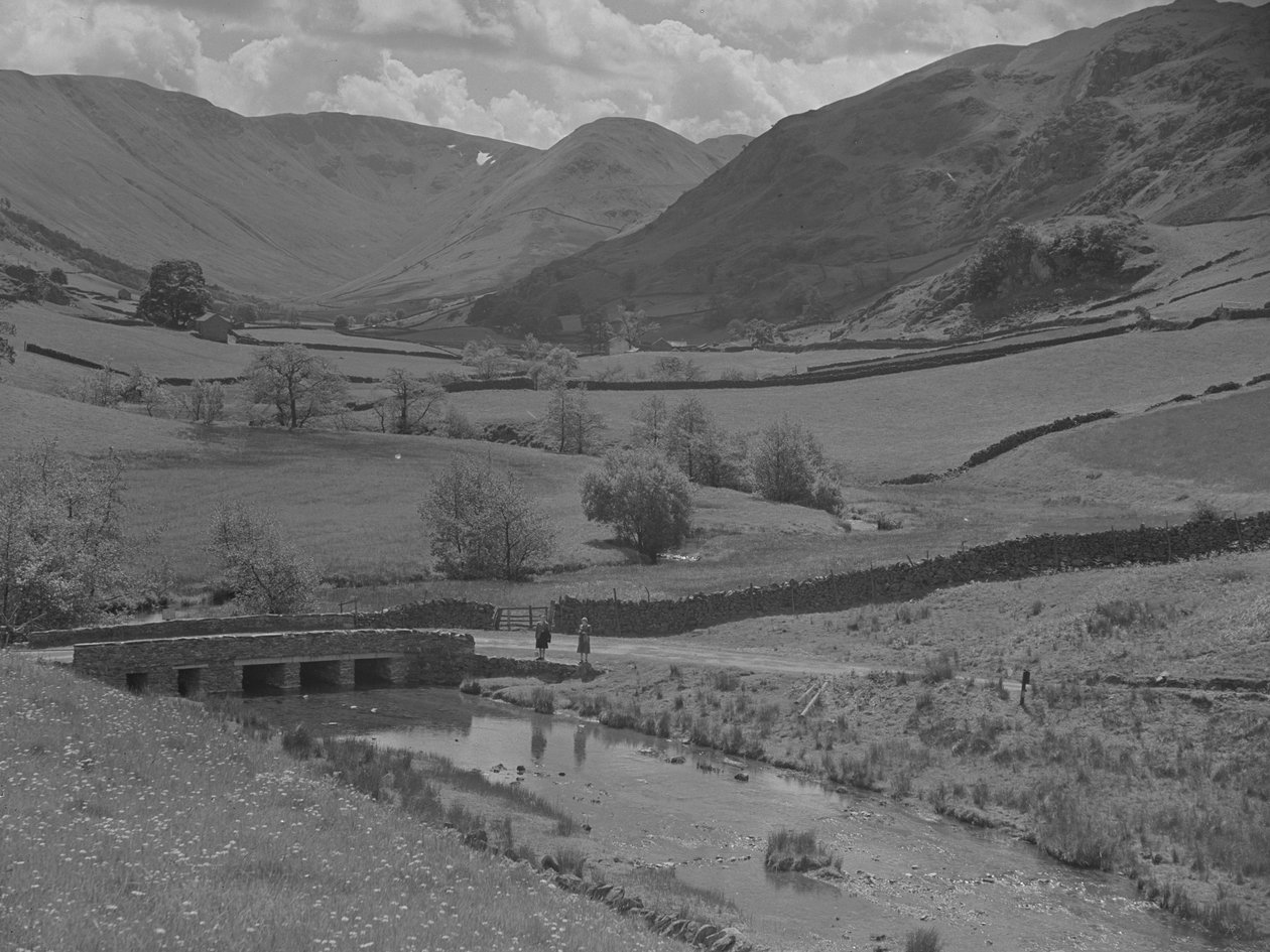 Vista de uma ponte, de um riacho, de campos e de montanhas de Joseph Hardman