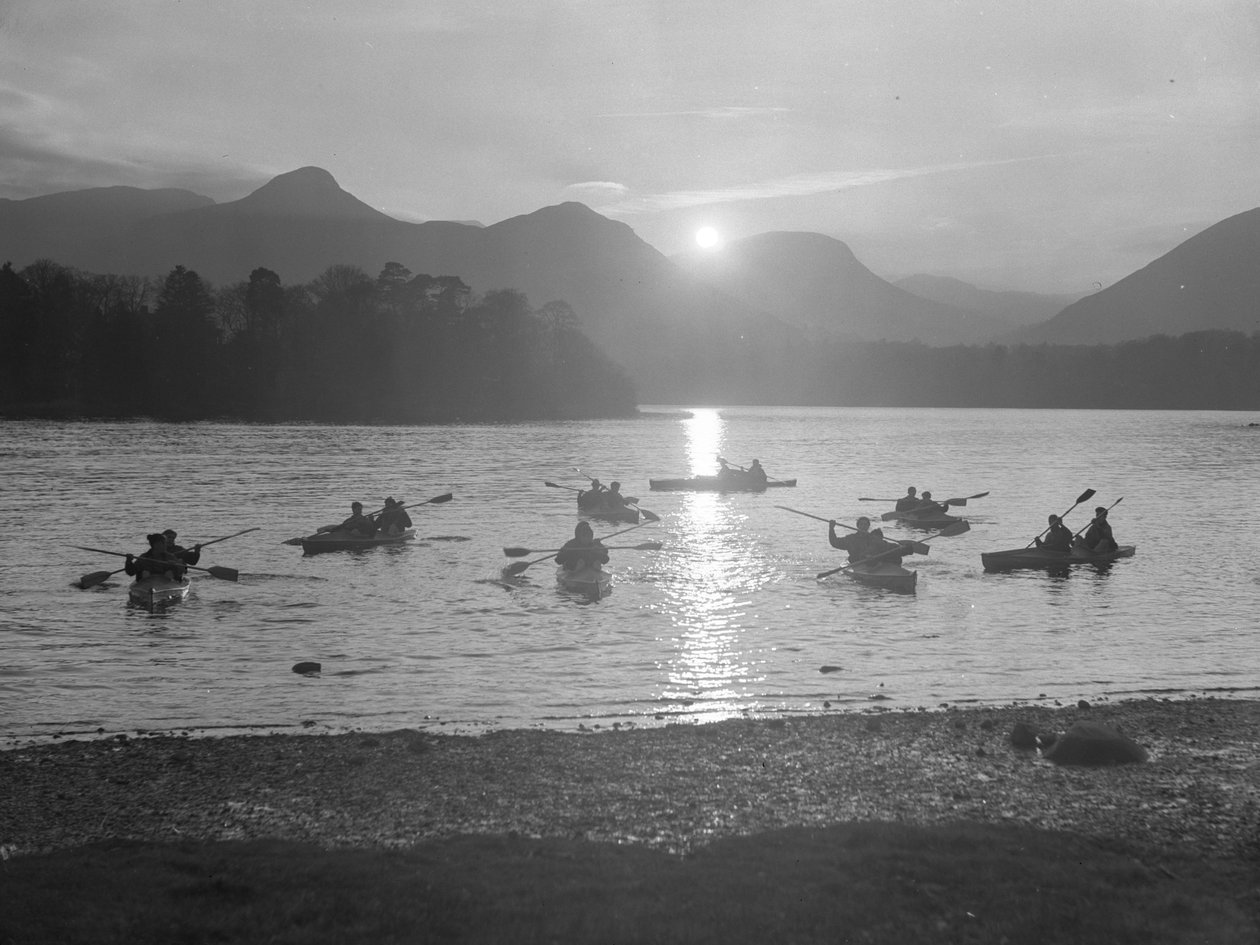 Uma vista das pessoas que praticam canoagem em Derwentwater ao nascer ou ao pôr do sol de Joseph Hardman