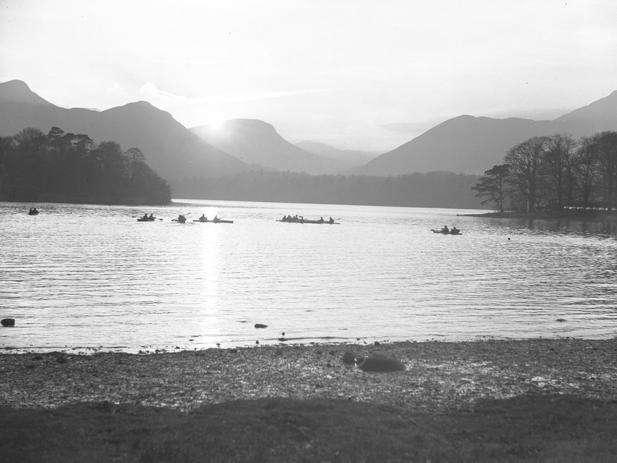 Uma vista das pessoas que praticam canoagem em Derwentwater ao nascer ou ao pôr do sol de Joseph Hardman