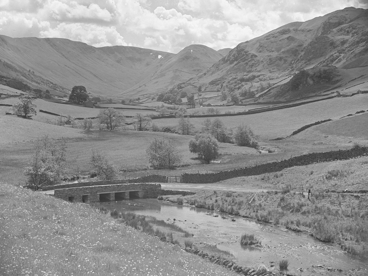 Ponte sobre um rio rodeado de montanhas em Martindale de Joseph Hardman