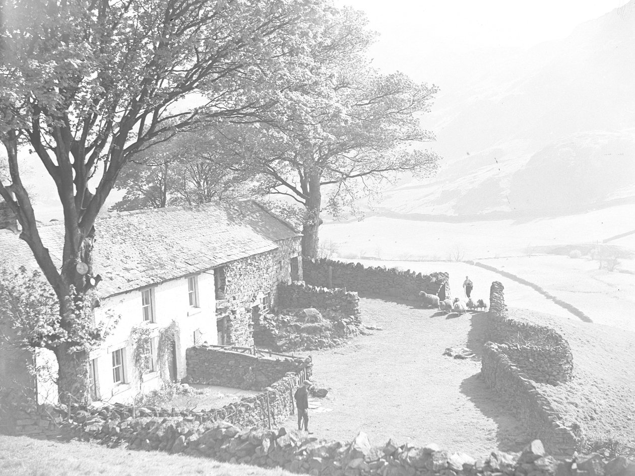 Agricultor com um cordeiro debaixo do braço e um cão conduzindo as ovelhas através do portão para o pátio da quinta, com outro agricultor à espera de Joseph Hardman