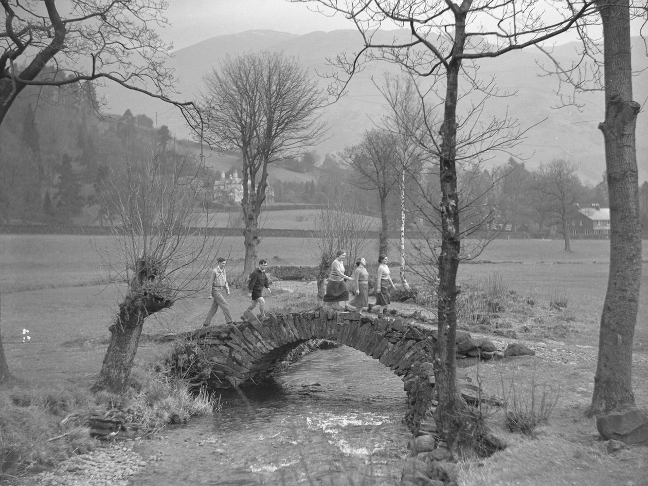 Grupo de jovens a caminhar sobre uma ponte de Joseph Hardman