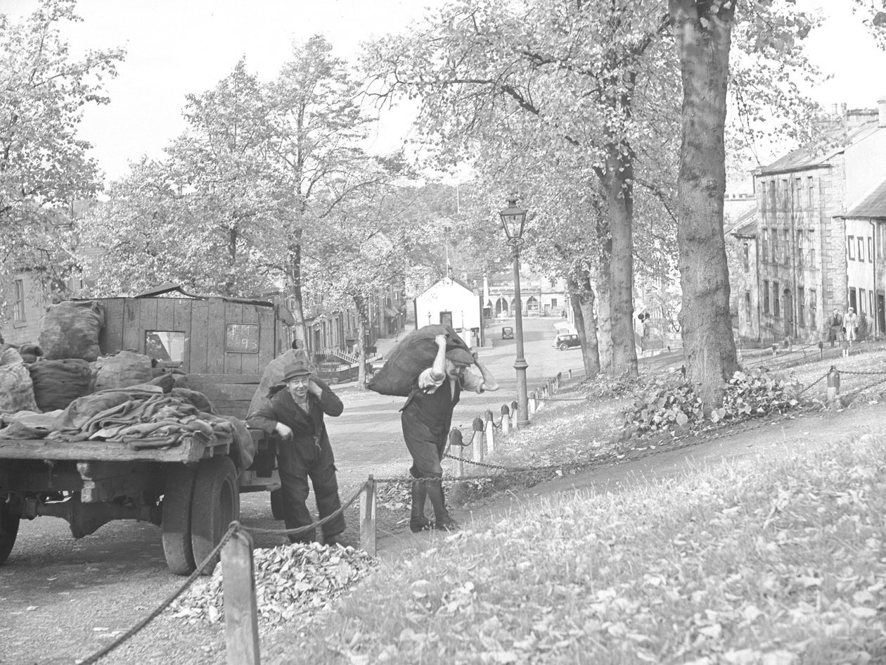 Camião na rua com dois carvoeiros carregando sacos de carvão de Joseph Hardman