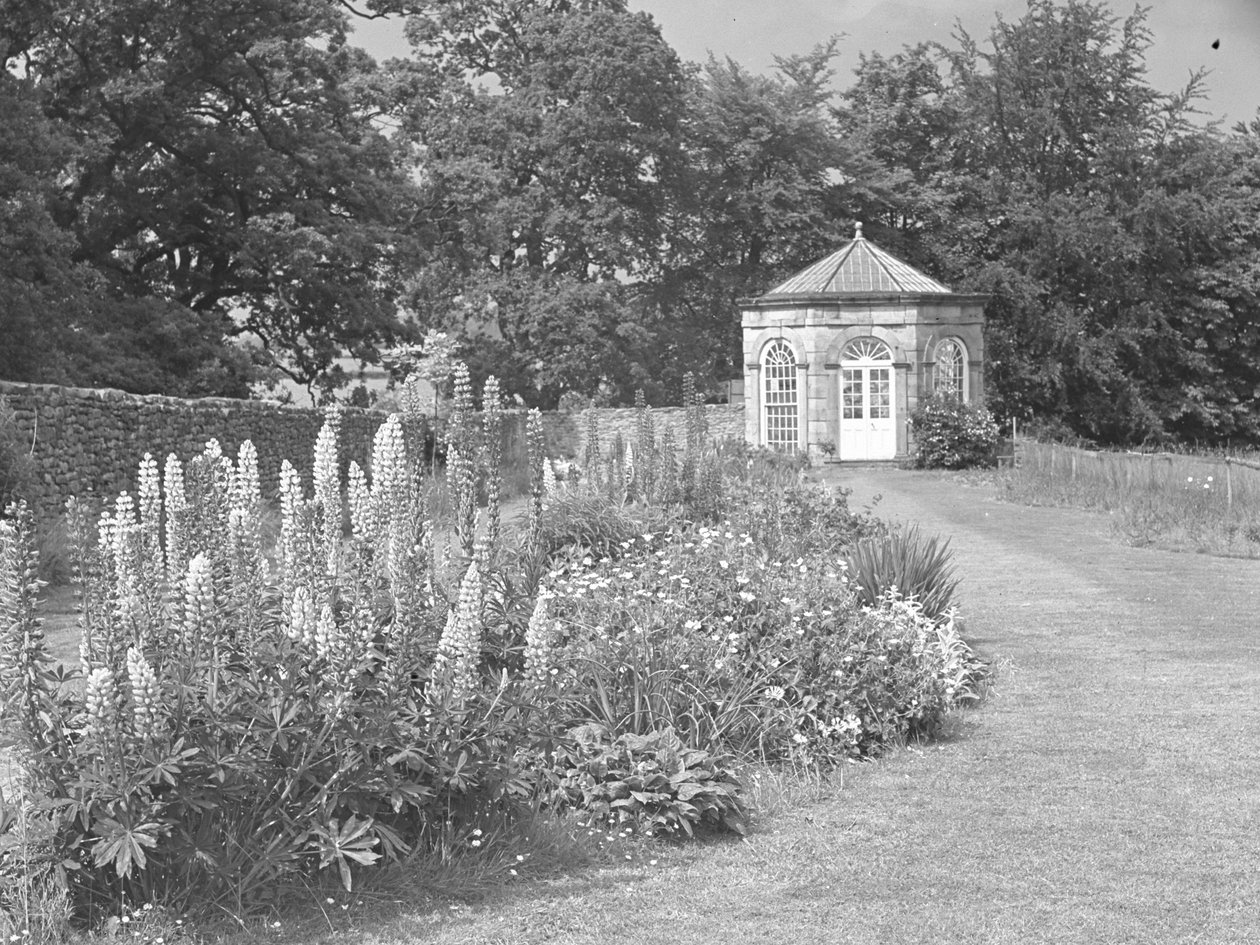 Casa de verão ou folly no jardim com relvado e canteiros de flores de Joseph Hardman