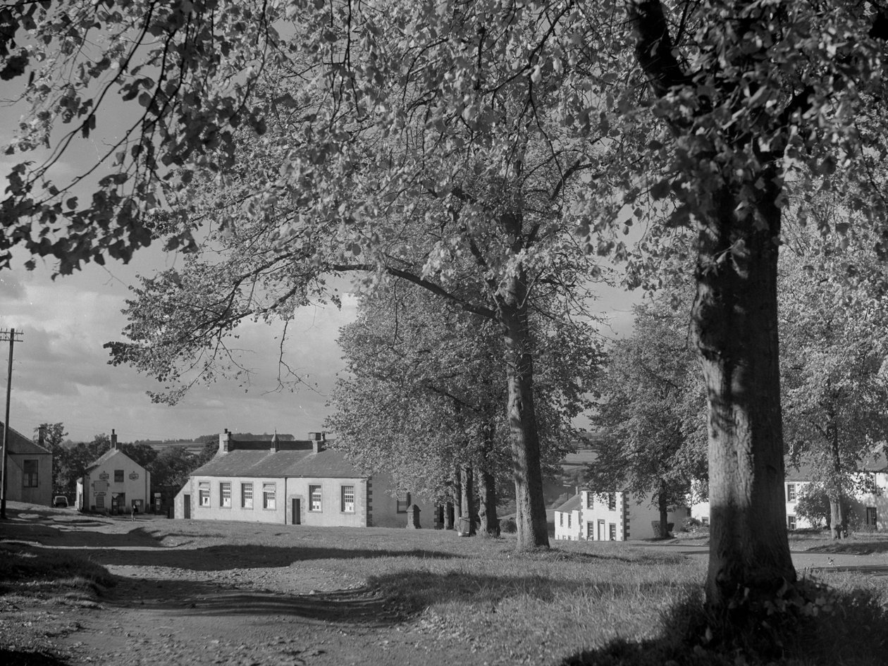 Árvores em folha e vista dos edifícios da aldeia de Joseph Hardman