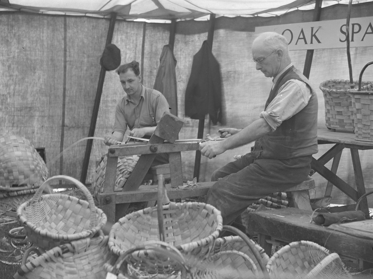 Dois fabricantes de cestos em éguas numa exposição de Joseph Hardman