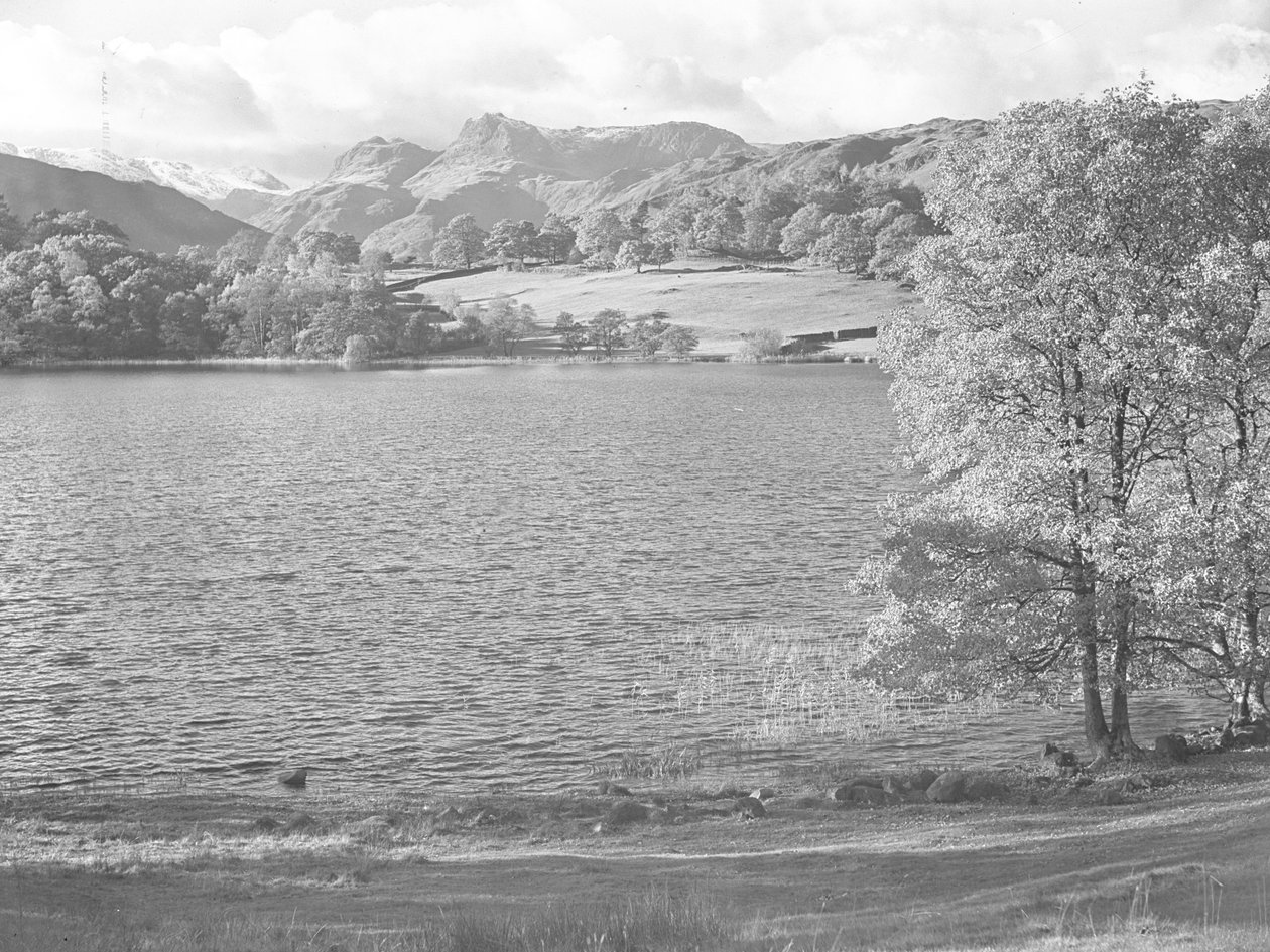 Vista de Loughrigg Tarn, com as montanhas ao fundo de Joseph Hardman