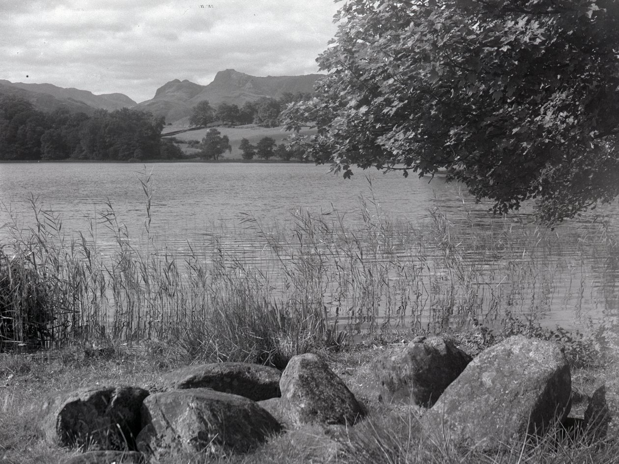 Vista de Loughrigg Tarn, em primeiro plano estão algumas pedras colocadas no chão de Joseph Hardman
