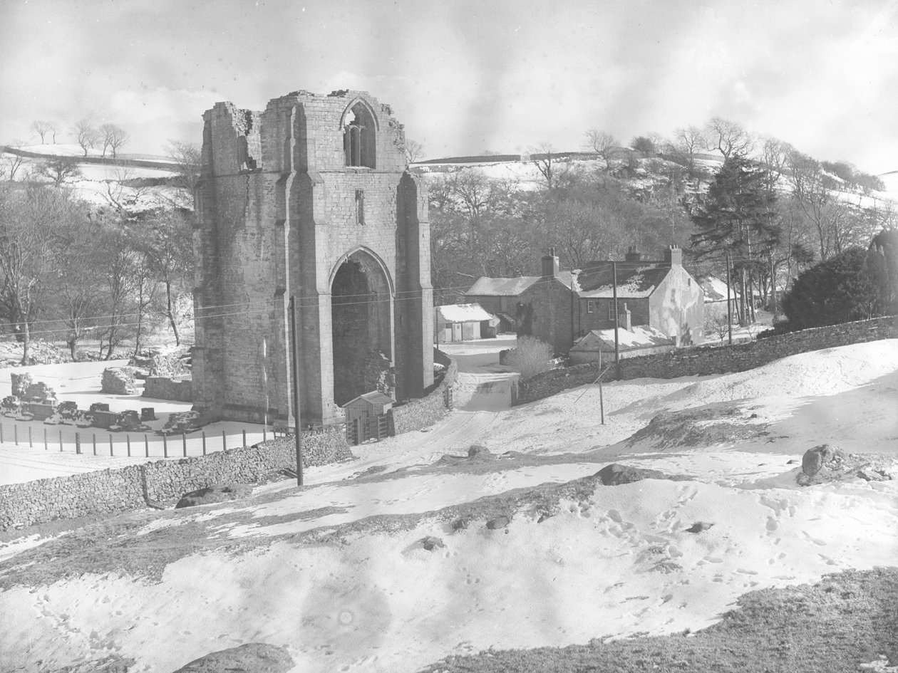 Vista das ruínas da Abadia de Shap no inverno de Joseph Hardman
