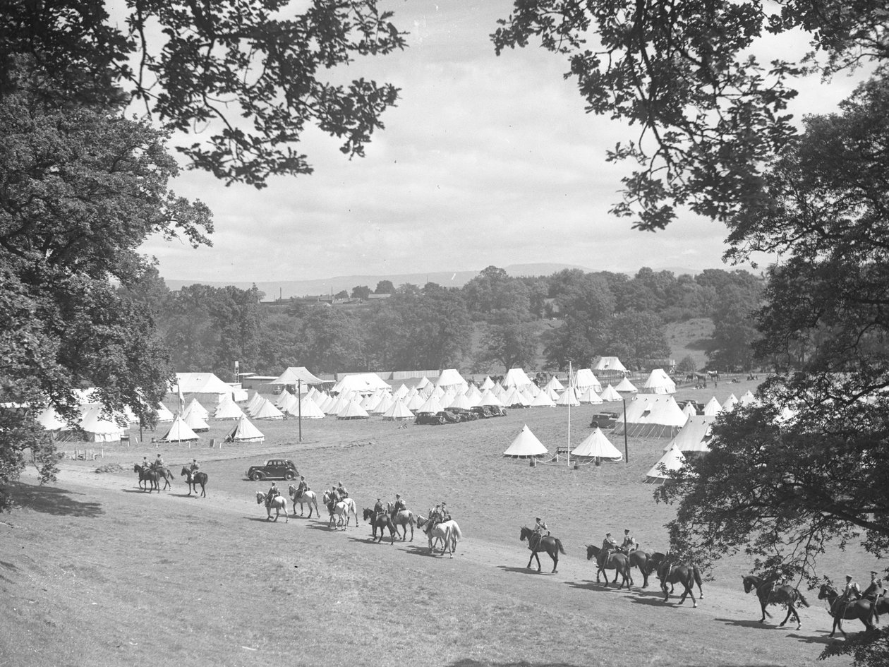 Vista de várias tendas em forma de cone, à esquerda o que parecem ser homens de uniforme a cavalo (exército) de Joseph Hardman